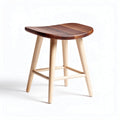 Houten kruk met gebogen zitting en onderstel van lichtgekleurd hout 45 x 30 x 45cm